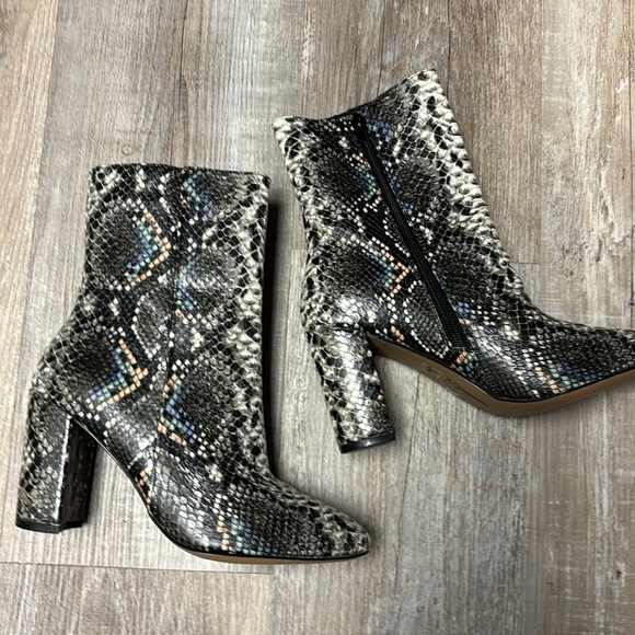 NWOT Chinese Laundry Daria Mars Snake Print Ankle Boots - Picture 1 of 10